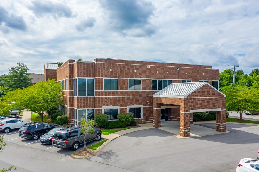 More Photos Of 107 Glen Oak Blvd, Hendersonville Medical For Lease