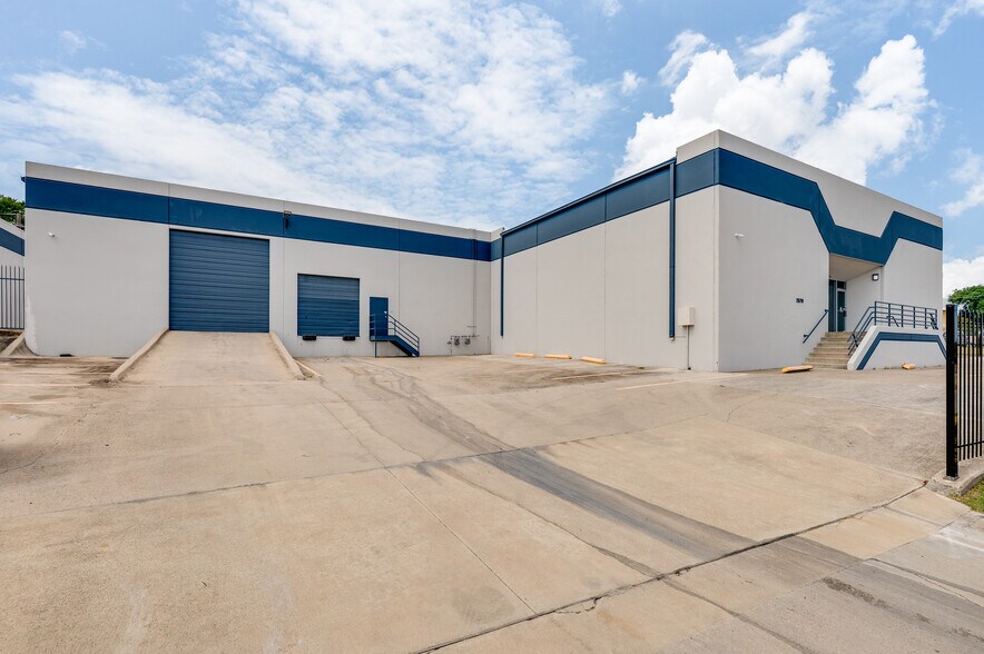 Primary Photo Of 2570 W Commerce St, Dallas Warehouse For Sale