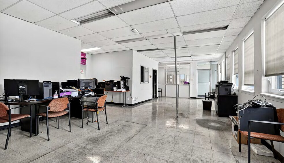 More Photos Of 1590 Boul Hymus, Dorval Distribution For Lease