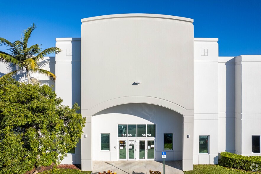 More Photos Of 3860-3890 Pembroke Rd, Hollywood Warehouse For Lease