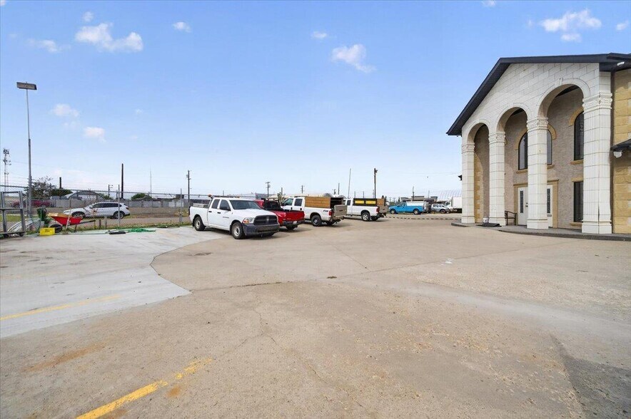 More Photos Of 12803 54th St NW, Edmonton Office For Sale