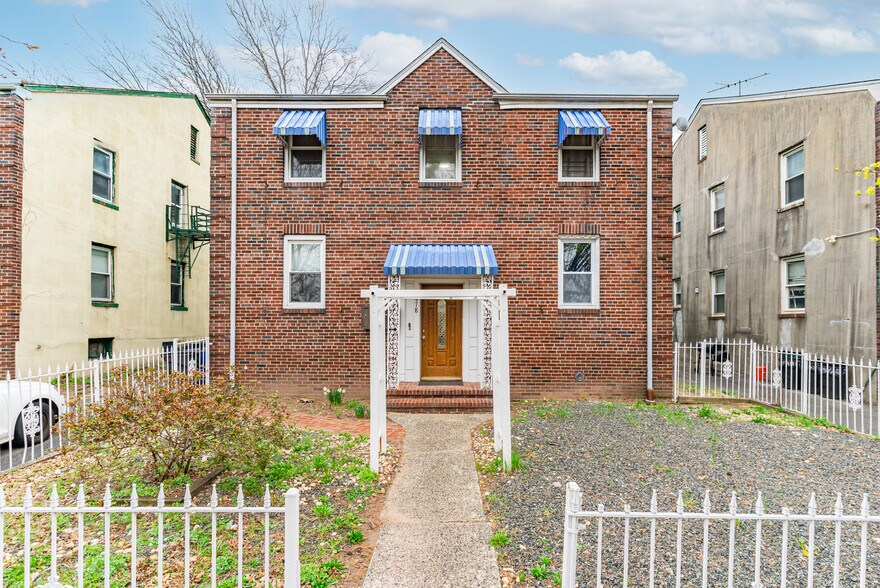 Primary Photo Of 478 Fabyan Pl, Newark Apartments For Sale