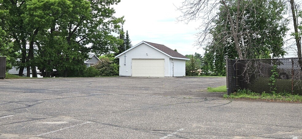 More Photos Of 2235 N Clairemont Ave, Eau Claire Freestanding For Sale