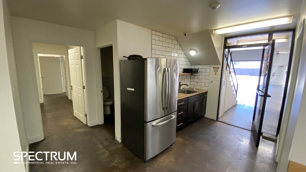More Photos Of 7002 Sophia Ave, Van Nuys Showroom For Lease