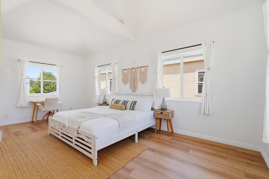 More Photos Of 521 Venice Way, Venice Apartments For Sale