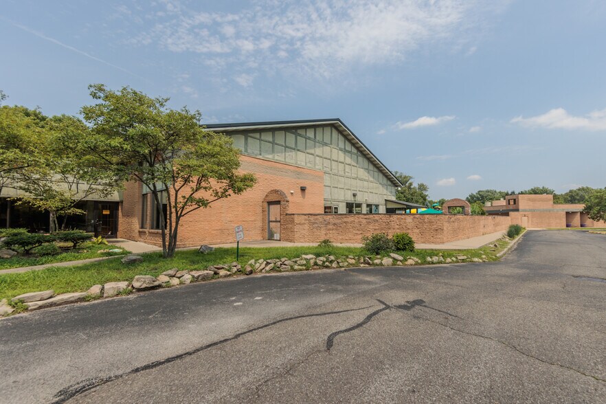 More Photos Of 5133 Darrow Rd, Hudson Health Club For Sale