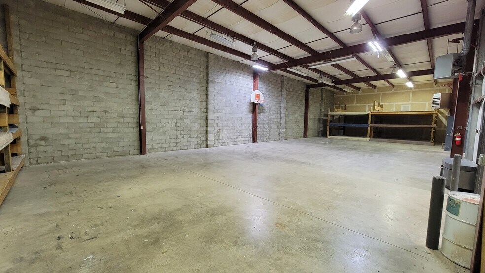 More Photos Of 1222 Western Ave, Chillicothe Flex For Sale