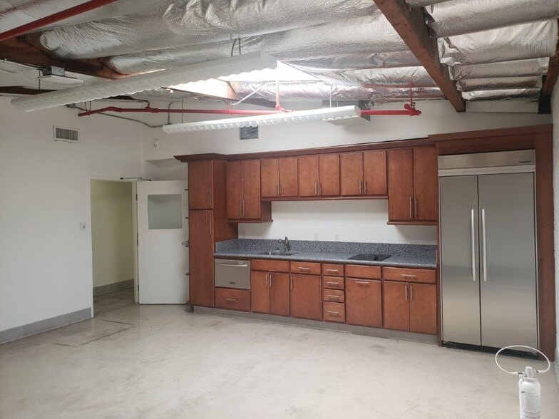 More Photos Of 1020 Chestnut St, Burbank Light Distribution For Lease