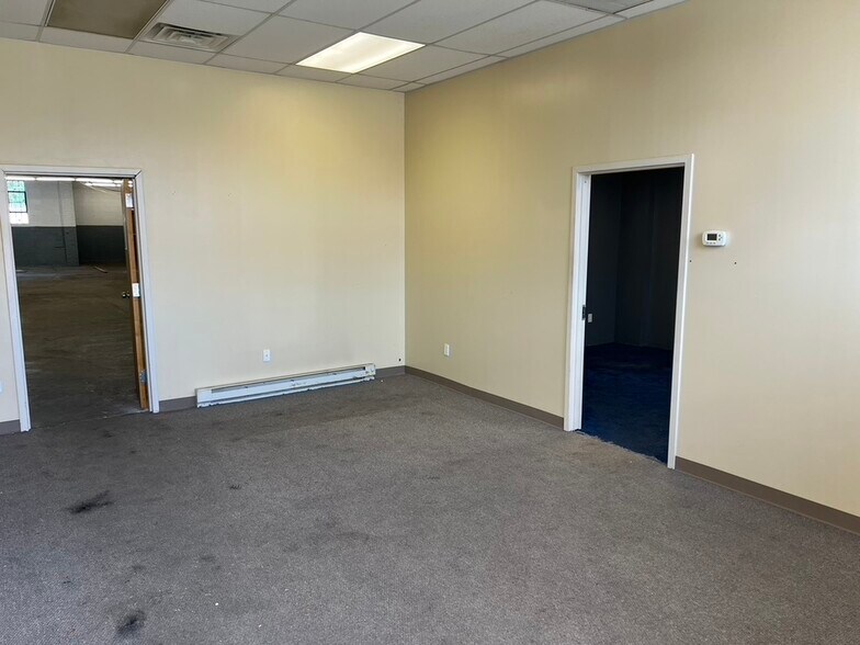 More Photos Of 1-5 Neil Ct, Oceanside Warehouse For Lease