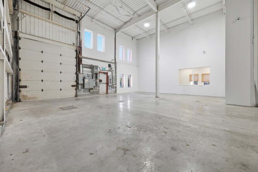 More Photos Of 605 Boul Guimond, Longueuil Warehouse For Sale