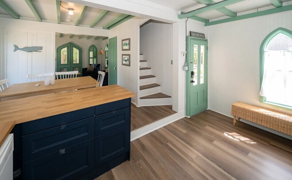 More Photos Of 9 Brunswick Ave, Vineyard Haven Specialty For Sale