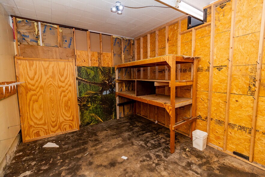 More Photos Of 1627 S Hillside St, Wichita Freestanding For Sale