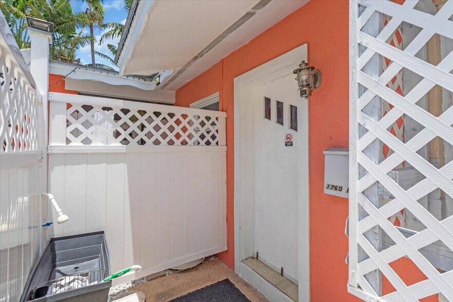 More Photos Of 1760 Wisconsin Ln, Sarasota Multifamily For Sale
