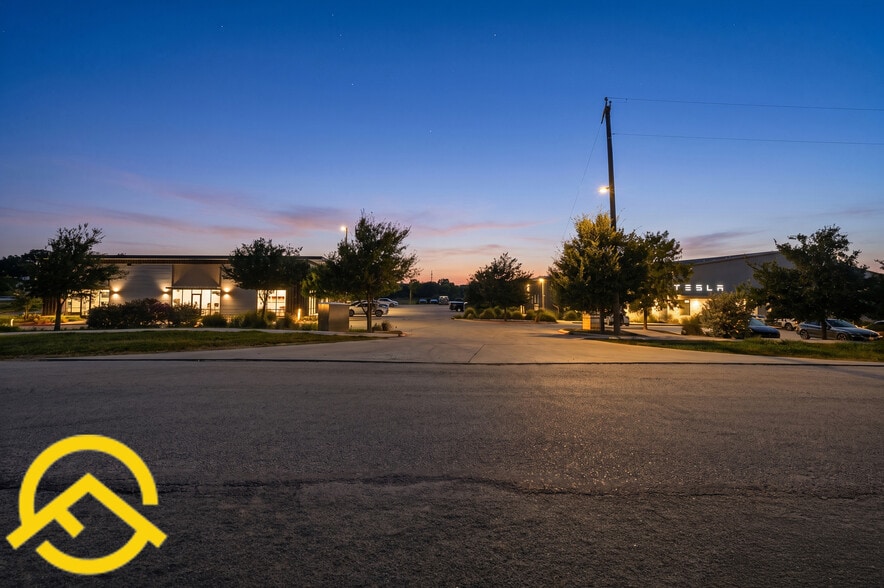 More Photos Of 300 Co Rd 199, Hutto Flex For Lease