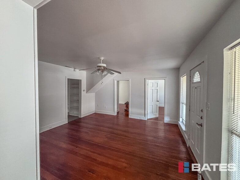 More Photos Of 7712 Ronnie Dr, Dallas Warehouse For Sale