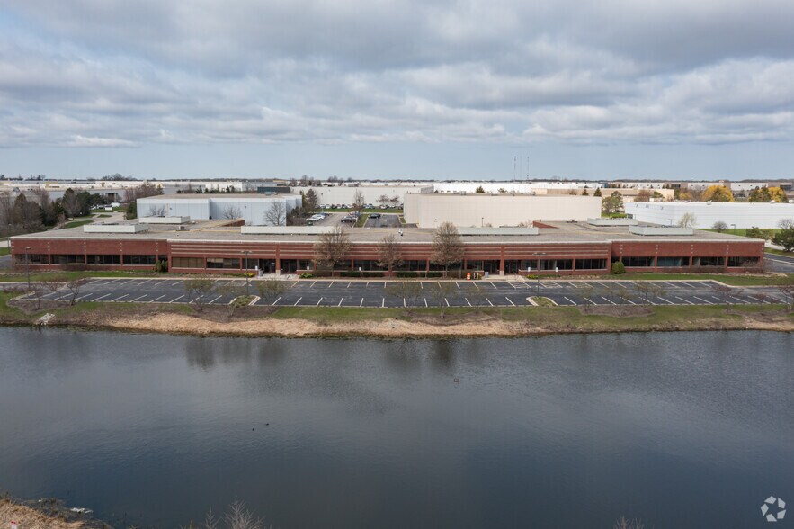 More Photos Of 1580-1598 S Lakeside Dr & Bur Wood Dr, Waukegan Warehouse For Lease