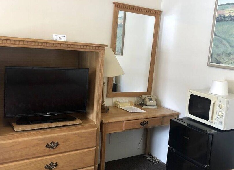 More Photos Of 75 Center St, Rock Springs Hotel For Sale
