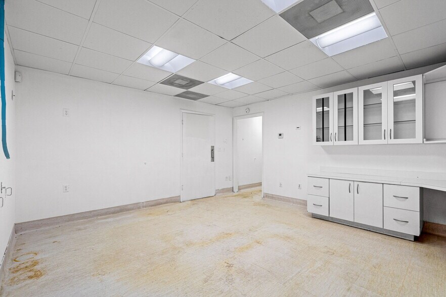 More Photos Of 6330 Manor Ln, South Miami Office For Lease