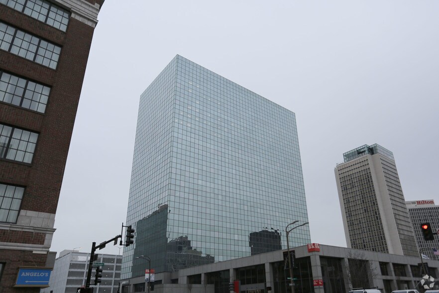 More Photos Of 10 S Broadway, Saint Louis Office For Lease