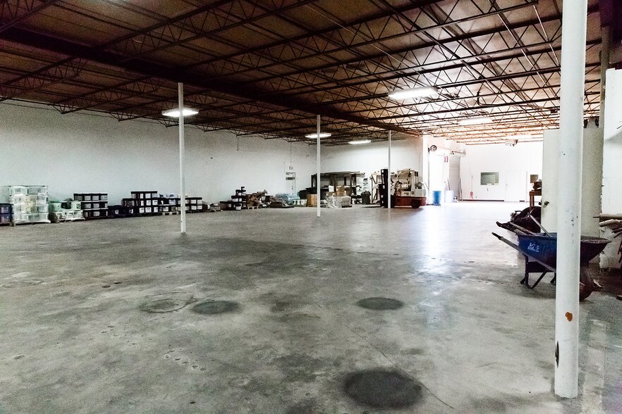 More Photos Of 1539 Round Table Dr, Dallas Light Manufacturing For Sale