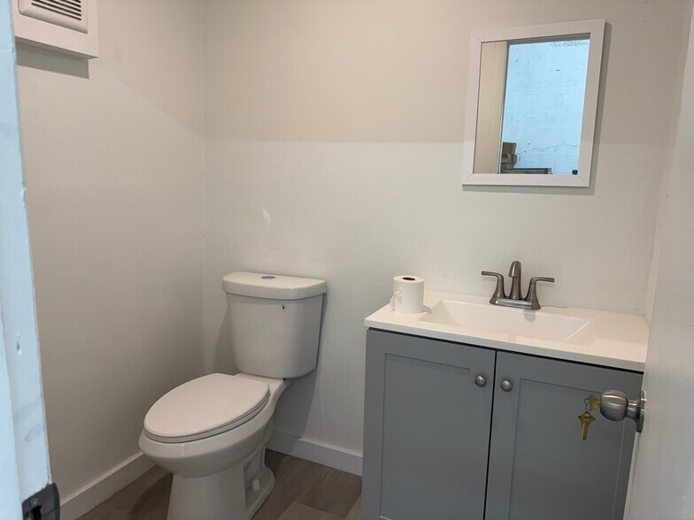 More Photos Of 1920-1934 Stirling Rd, Dania Beach Freestanding For Lease