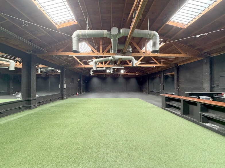 More Photos Of 6610 Lexington Ave, Los Angeles Showroom For Lease