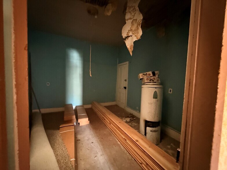 More Photos Of 130 W Main St, Westfield Flex For Sale