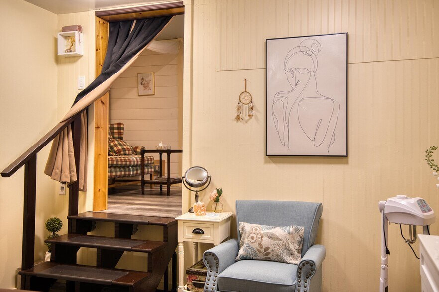 More Photos Of 24 Pleasant St, Conway Office For Sale