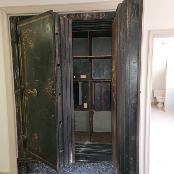 More Photos Of 600 Main St, Riverton Office For Sale