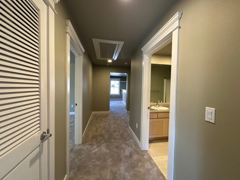 More Photos Of 1505 Ne Village St, Fairview Office For Sale