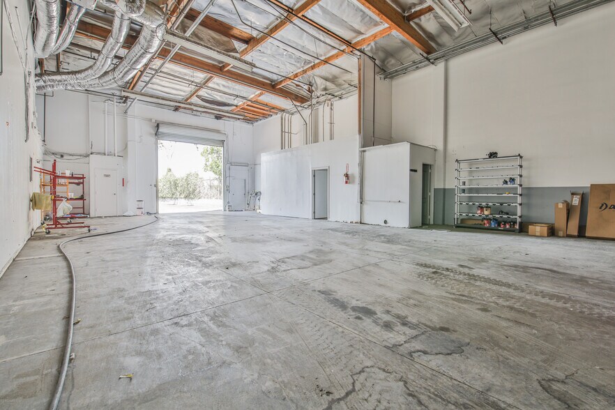 More Photos Of 9130 Glenoaks Blvd, Sun Valley Manufacturing For Lease