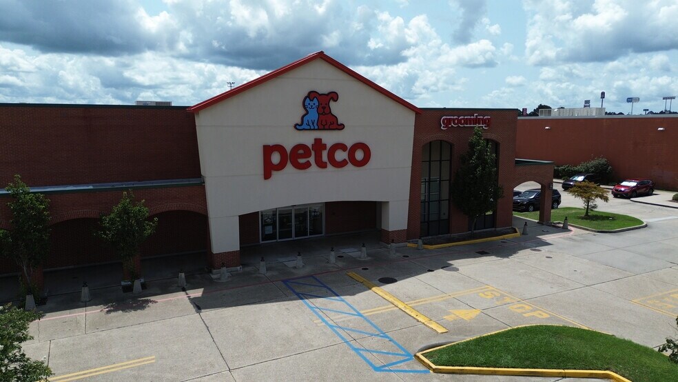 More Photos Of 300 Kensington Blvd, Slidell Freestanding For Sale