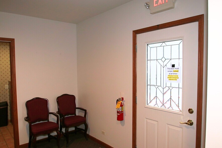 More Photos Of 34 W Grand Ave, Fox Lake Loft Creative Space For Lease