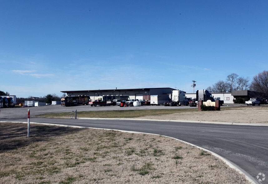 Primary Photo Of 1330 Gateway Dr, Gallatin Truck Terminal For Lease