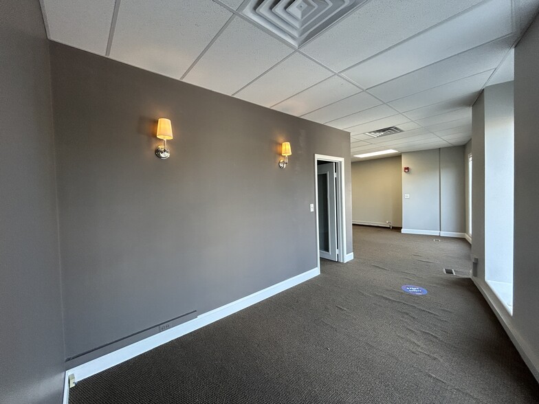 More Photos Of 819 Burlington Ave, Western Springs Storefront Retail Office For Lease