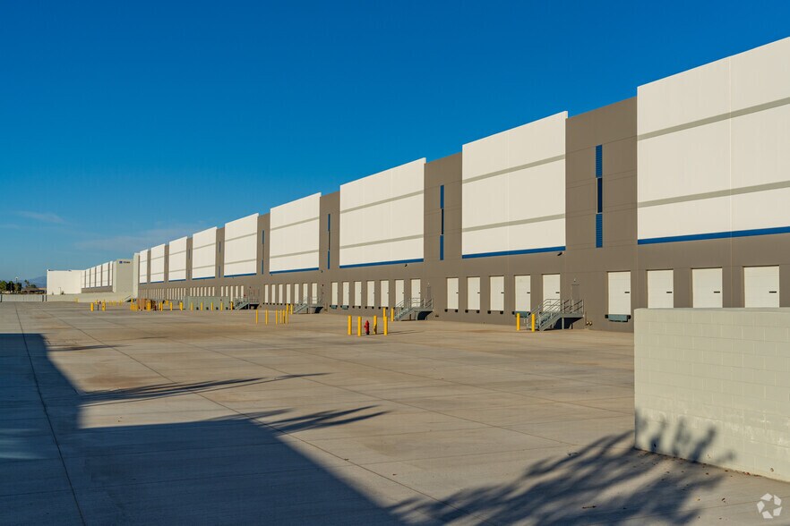 More Photos Of 17210 W Olive Ave, Waddell Warehouse For Lease