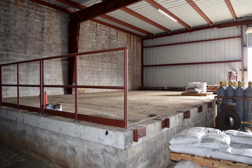 More Photos Of 831 Iolani St, Hilo Manufacturing For Lease