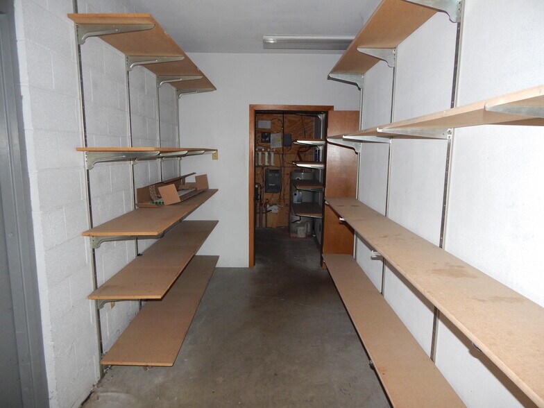 More Photos Of 330 NE Garden Valley Blvd, Roseburg Freestanding For Lease