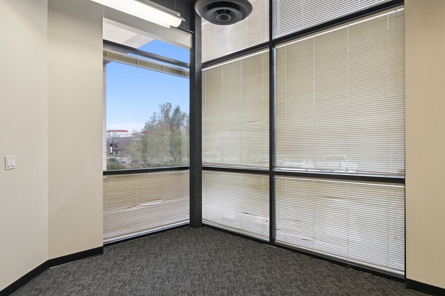 More Photos Of 9096 E Bahia Dr, Scottsdale Showroom For Lease