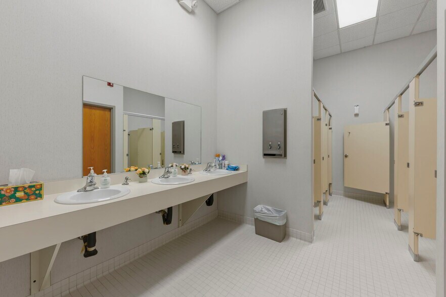 More Photos Of 1488 Bond St, Naperville Office For Sale