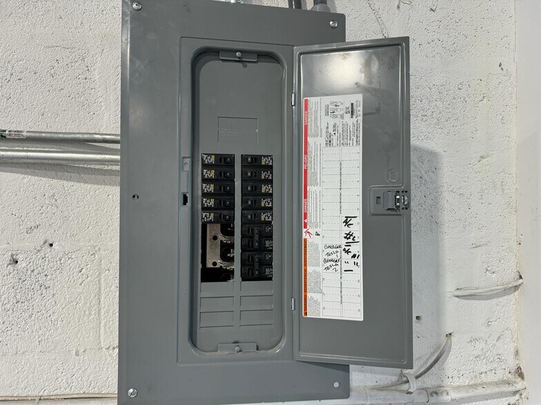 More Photos Of 7880-7882 NW 56th St, Miami Warehouse For Lease