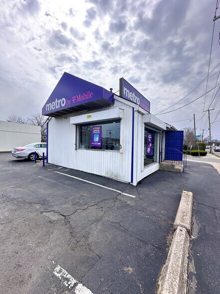 More Photos Of 180-196 W Sunrise Hwy, Lindenhurst Storefront For Sale