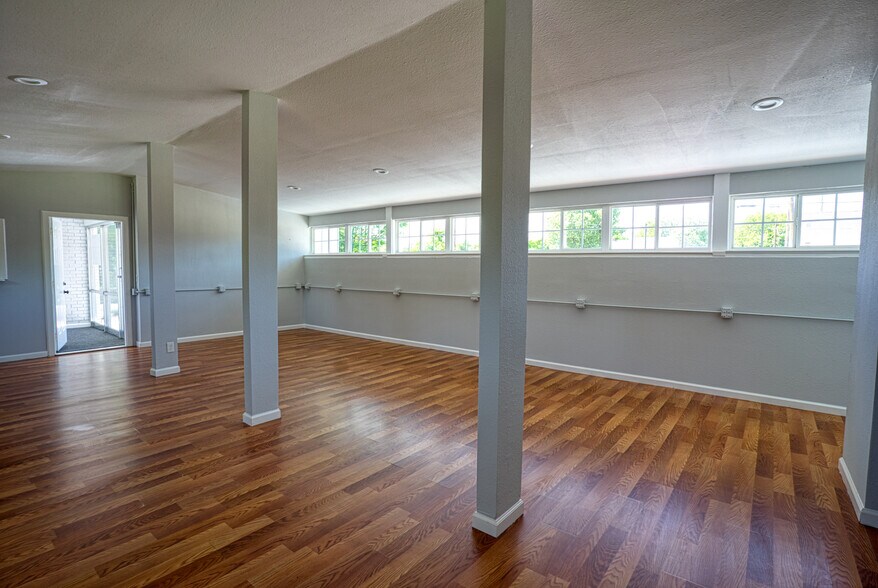 More Photos Of 1414 Forest Ln, Garland Office For Lease