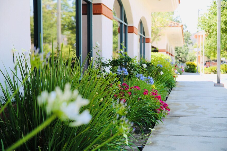 More Photos Of 3055-3095 E Thousand Oaks Blvd, Thousand Oaks Unknown For Lease