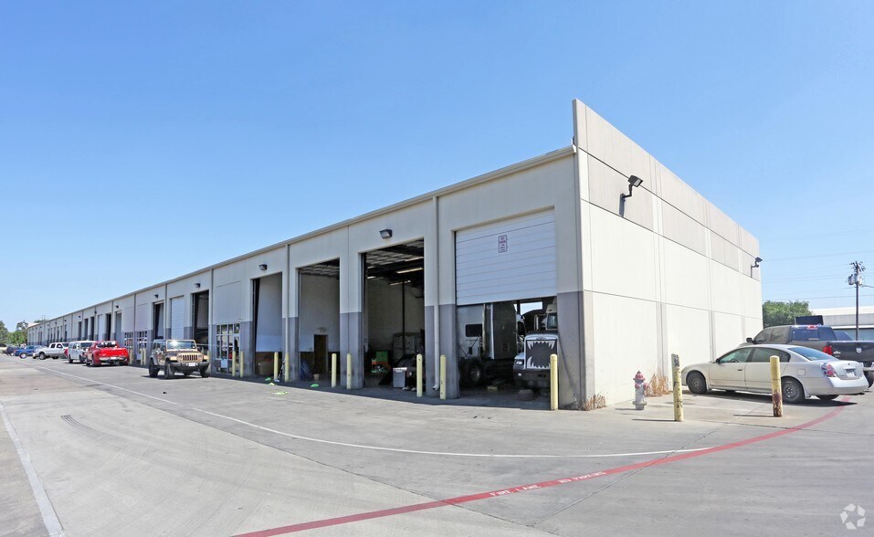 More Photos Of 307 N Rogers Rd, Irving Warehouse For Lease