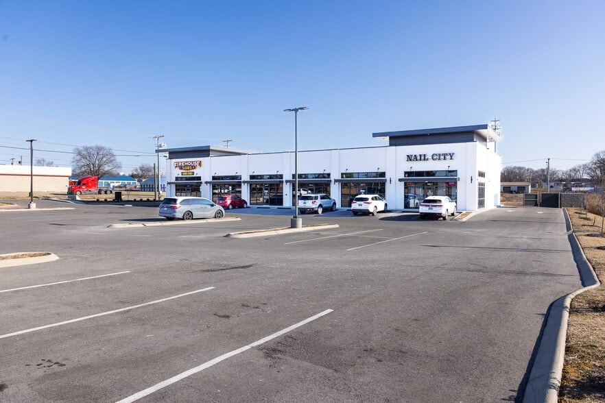 More Photos Of 106 Collier Rd, Clarksville Storefront Retail Office For Lease