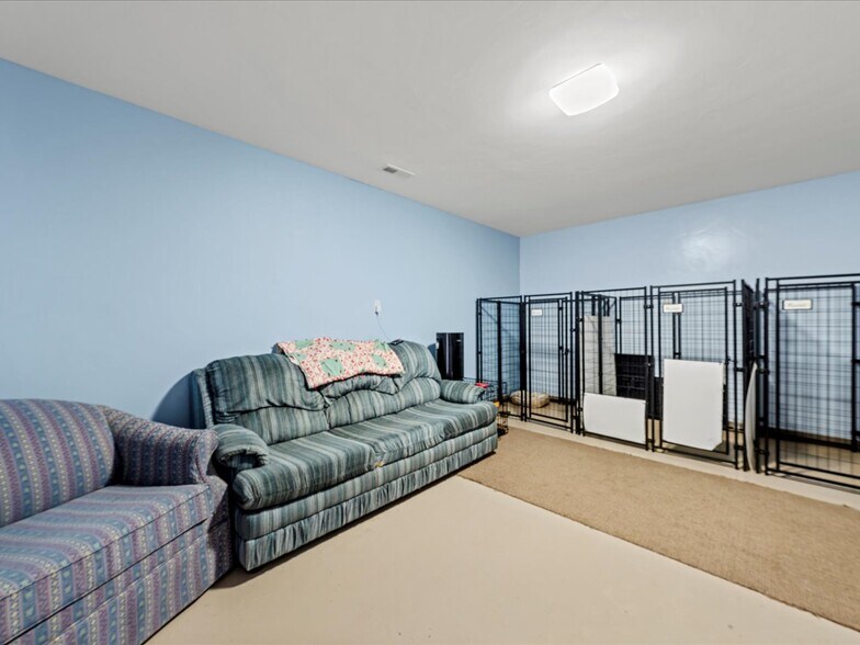 More Photos Of 13989 6900 Rd, Montrose Veterinarian Kennel For Sale