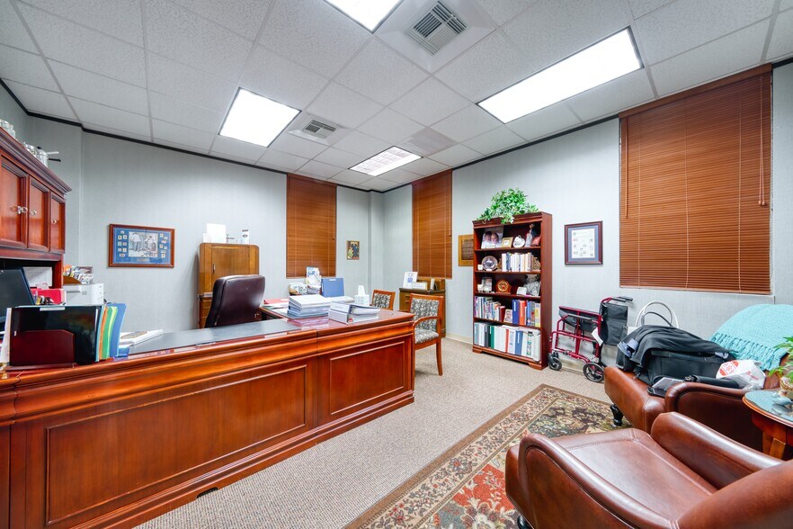 More Photos Of 15430 Ridge Park Dr, Houston Office For Sale
