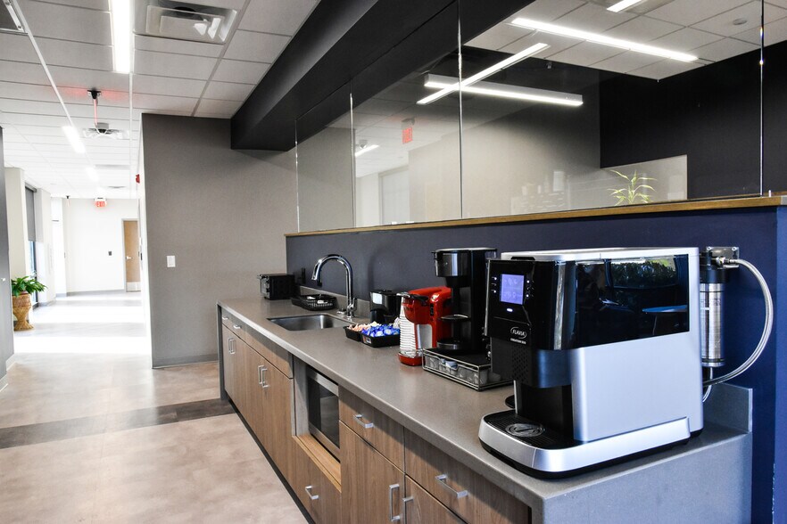 More Photos Of 3825 Electric Rd, Roanoke Storefront Retail Office For Lease