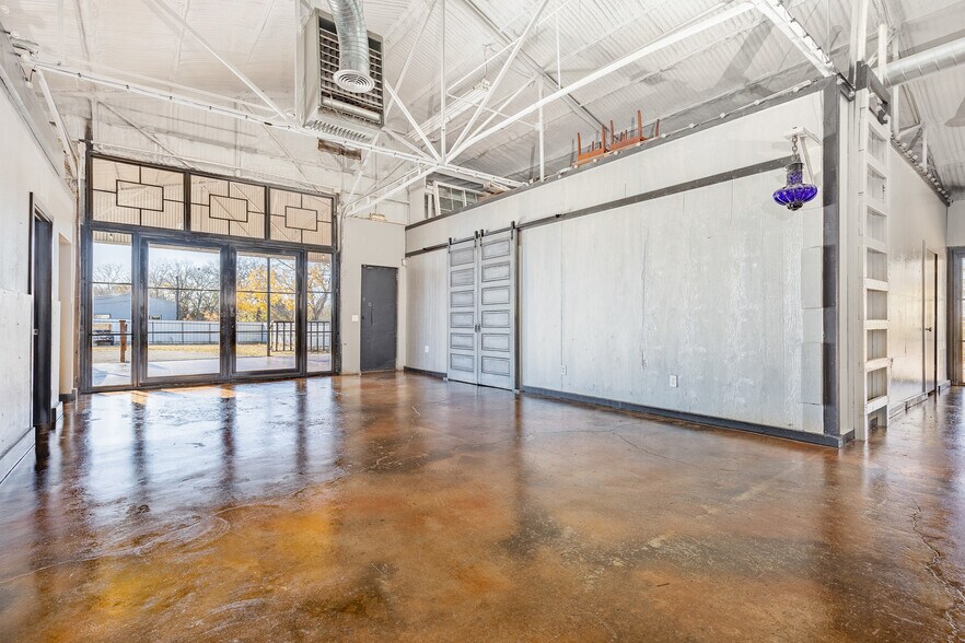 More Photos Of 1024 S First St, Sherman Warehouse For Lease